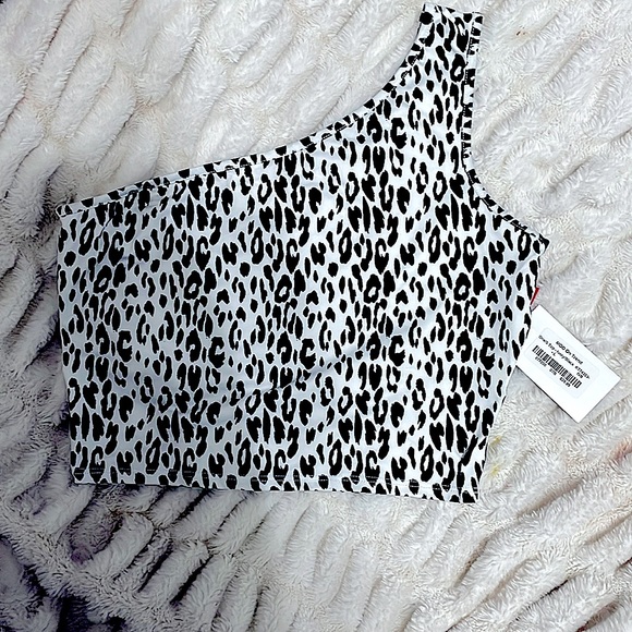 MOD ON TREND Tops - White and black leopard MOD ON TREND half tank!